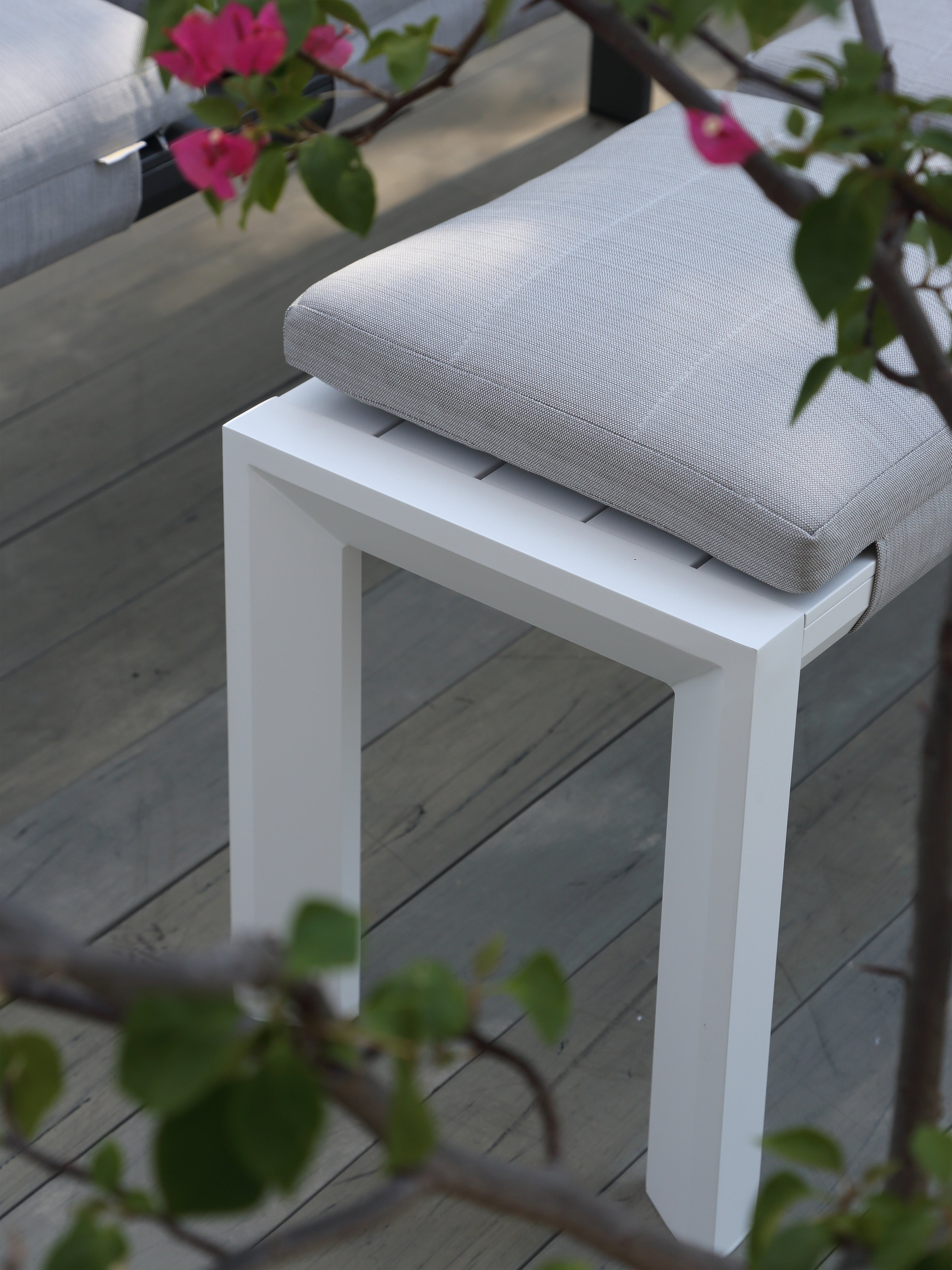 Berlin Outdoor Bench | White Aluminium | 46x46m