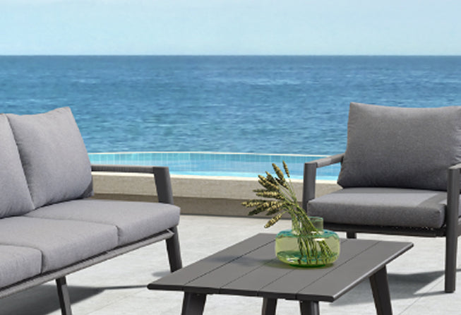 Outdoor lounge setting
